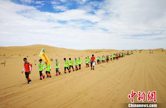 荒野のサバイバル！各国の青少年が砂漠キャンプに挑戦　甘粛省