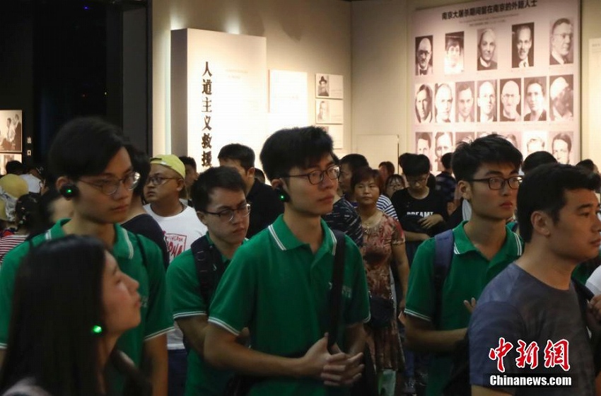 香港地区の大学生たちが南京大虐殺の犠牲者を追悼