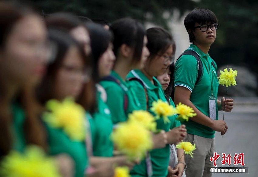 香港地区の大学生たちが南京大虐殺の犠牲者を追悼