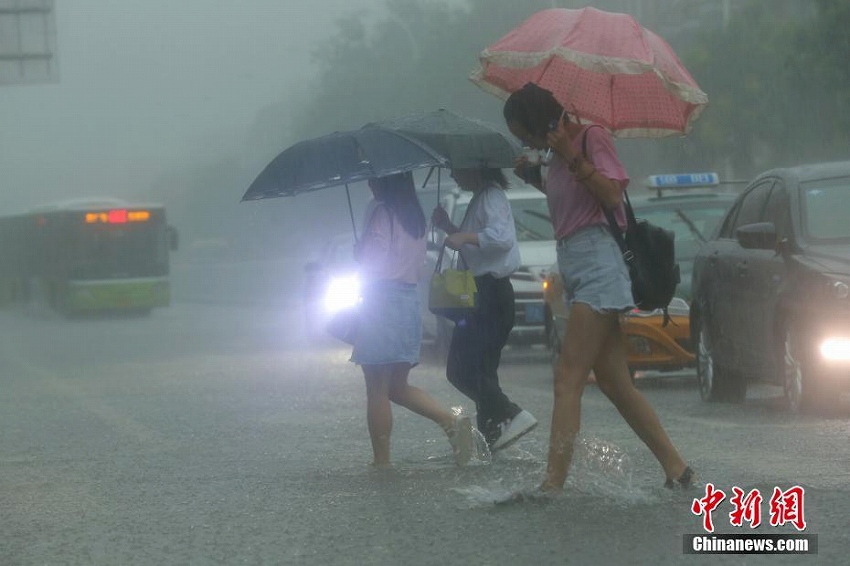 北京市で豪雨、連日の猛暑日に終止符