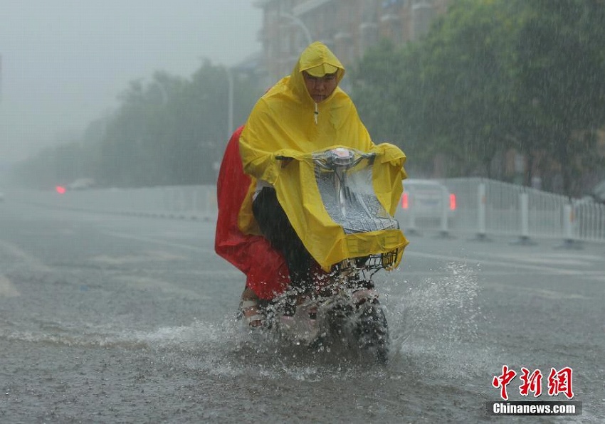 北京市で豪雨、連日の猛暑日に終止符