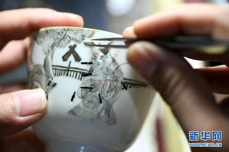 修復された美しさと面白みを追求　河北省無形文化遺産の陶磁器修復技術職人