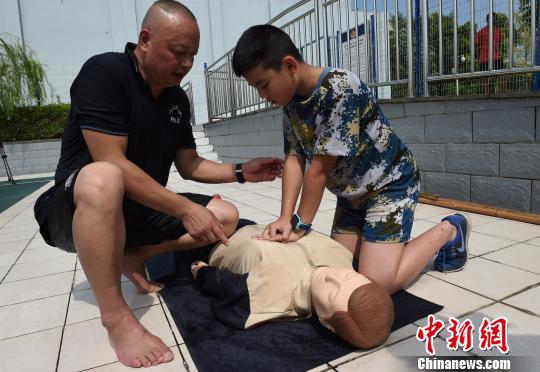 重慶市の小中高生100人、警察官訓練基地で水難事故対策の知識学ぶ