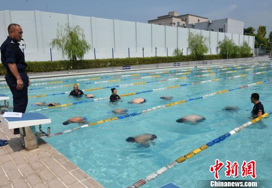 重慶市の小中高生100人、警察官訓練基地で水難事故対策の知識学ぶ