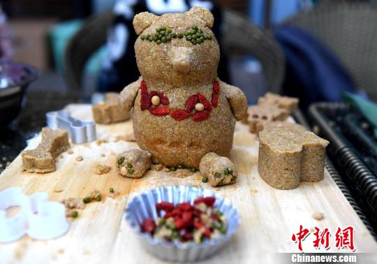 大陸部と台湾地区の大学生たちがパンダに可愛らしい「エサ」を手作り