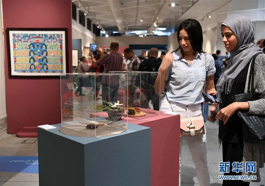 「時を越えた文化--生活の中の上海無形文化遺産展」に訪れた人々（撮影・鄔惠我）。