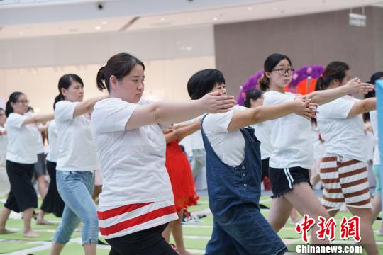 健康的な妊婦ライフ目指し、妊婦約100人がヨガ講座に参加　江蘇省