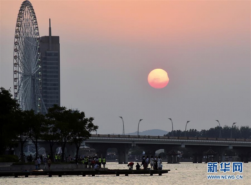 「天狗が太陽を食らう」日食現象が中国各地で観測