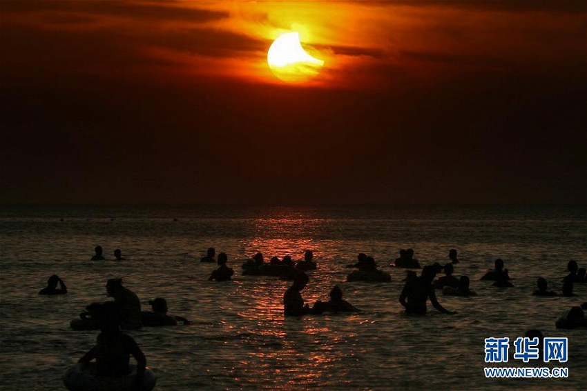 「天狗が太陽を食らう」日食現象が中国各地で観測