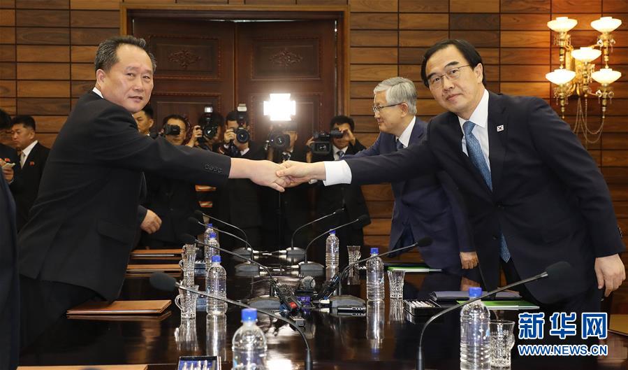 8月13日、韓国の趙明均統一相（右）と北朝鮮の李善権祖国平和統一委員会委員長（左）が板門店の朝鮮側「統一閣」で閣僚級会談に出席した。