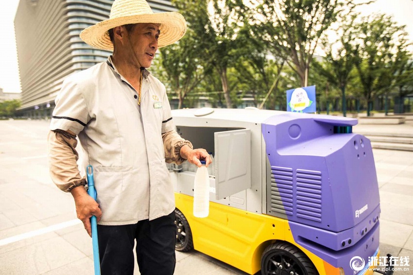 猛暑続く杭州市で、屋外労働者たちに冷たい水を届ける無人車登場