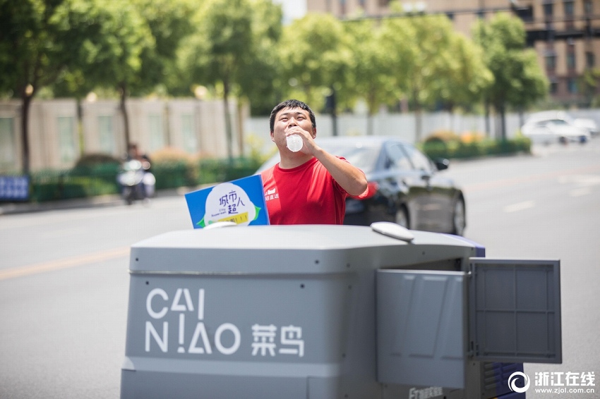 猛暑続く杭州市で、屋外労働者たちに冷たい水を届ける無人車登場