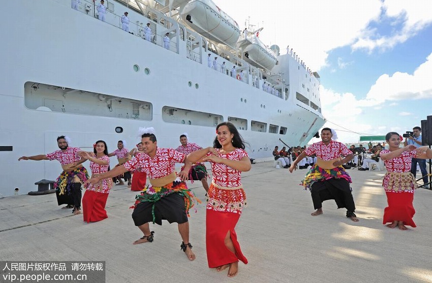 中国海軍の病院船「平和の方舟」がトンガを訪問 医療サービス展開