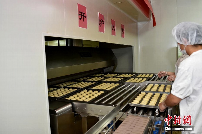中国の老舗菓子メーカー稲香村が中秋節の月餅生産開始
