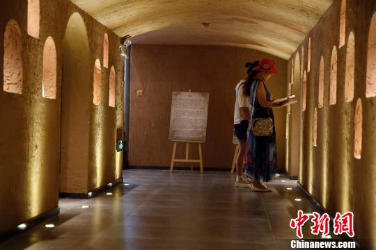 敦煌の「蔵経洞」をイメージしたインテリアの長い廊下（8月13日、撮影・湯彦俊）。