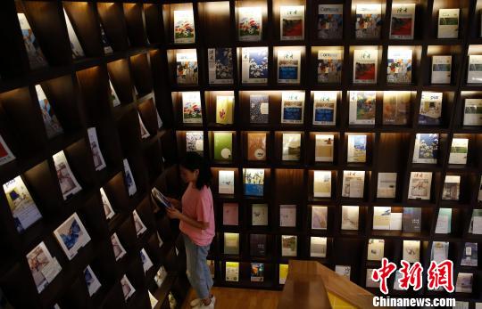 敦煌の「蔵経洞」風インテリアの「読者書店」が話題に　上海市