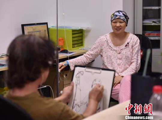 初の「中国医師節」に入院患者たちの似顔絵描く　重慶市