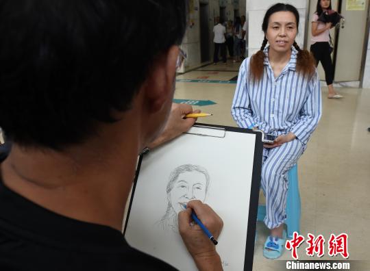 初の「中国医師節」に入院患者たちの似顔絵描く　重慶市