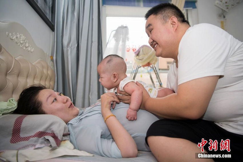 障がい者同士の夫婦に生まれた赤ちゃんが生後100日迎える　山西省