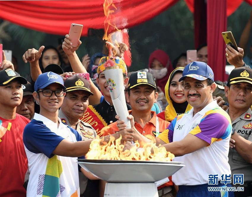 第18回アジア競技大会の聖火リレーがジャカルタでスタート