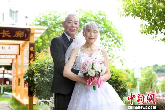老夫婦12組、ウエディングフォト撮影でロマンチックな七夕を　四川省