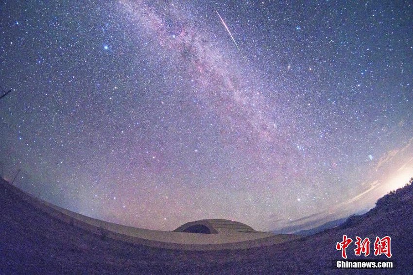 想像絶する美しさ！ツァイダム盆地で撮影されたペルセウス座流星群