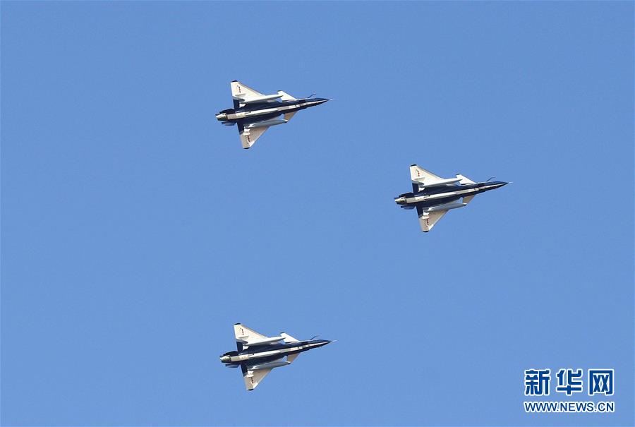 中国空軍の八一飛行表演隊、ロシアでアクロバット飛行を披露