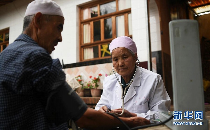 農村医師の何世英さん、村人に寄り添い半世紀　甘粛省