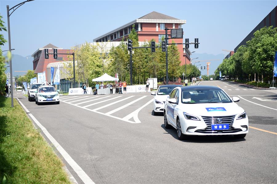自動運転車が重慶の複雑な交通環境に挑戦