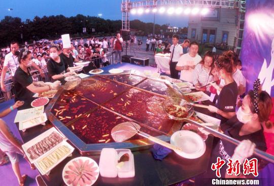1000人で味わう直径3メートルの巨大火鍋　江蘇省常州市