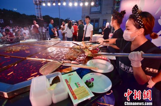 1000人で味わう直径3メートルの巨大火鍋　江蘇省常州市