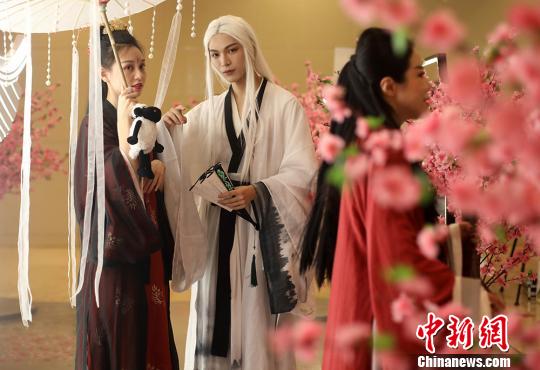 漢服コスプレイヤーたちがロマンチックな七夕節を演出　南京市