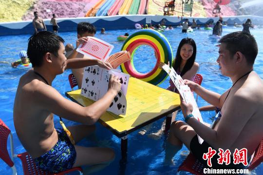 トランプも涼しく遊ぼう！重慶市の水上テーマパーク