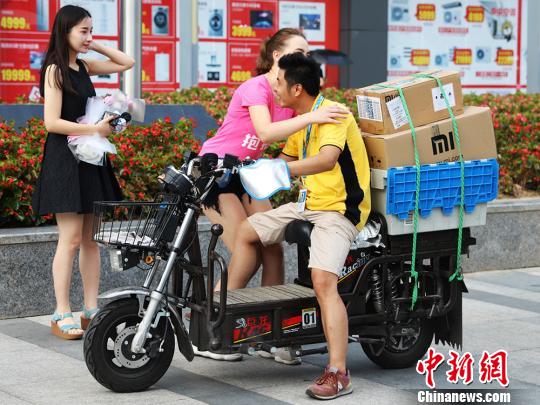 南京市の美女たちが宅配員に花束とハグをプレゼント　江蘇省