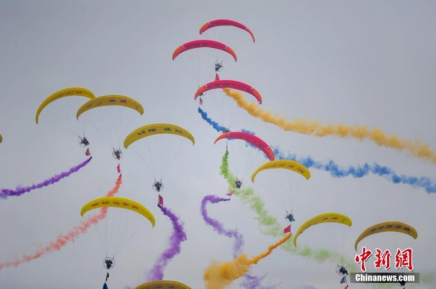 大空を鮮やかに飛翔！第7回瀋陽法庫国際飛行ショー開幕　遼寧省