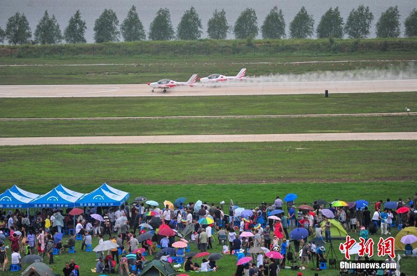 大空を鮮やかに飛翔！第7回瀋陽法庫国際飛行ショー開幕　遼寧省