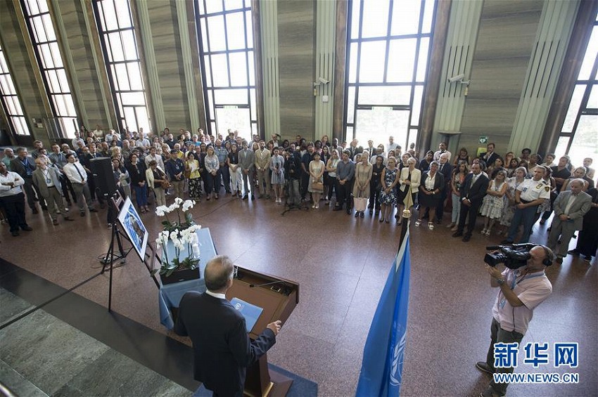 スイス・ジュネーブにある国連パレ・デ・ナシオンで、アナン元国連事務総長を追悼するスタッフたち（8月20日、撮影・徐金泉）。