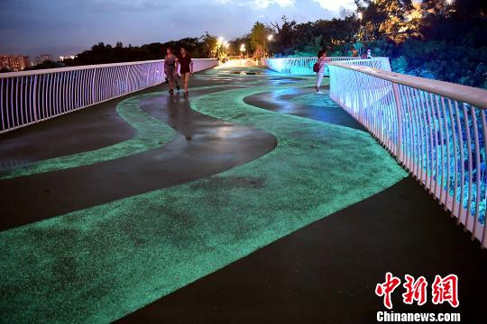 福州市の街を彩る「銀河の橋」　美しいライトアップ歩道が登場