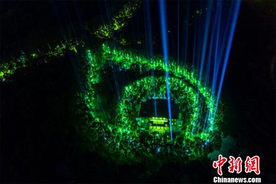 約千人の市民が紫禁山で「蛍光ラン」イベントに参加