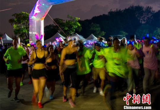 約千人の市民が紫禁山で「蛍光ラン」イベントに参加