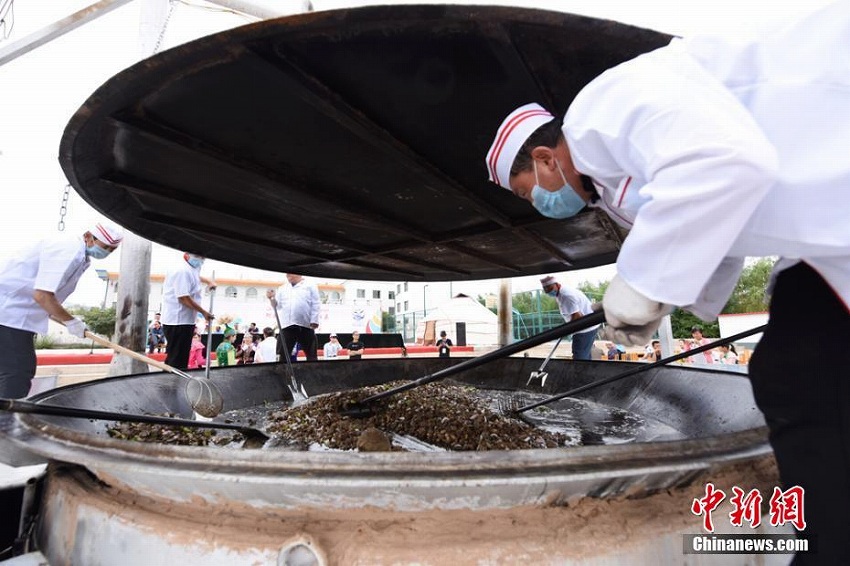 調理人7人が巨大鍋で作る300キロのラム肉ご当地グルメ　　甘粛省