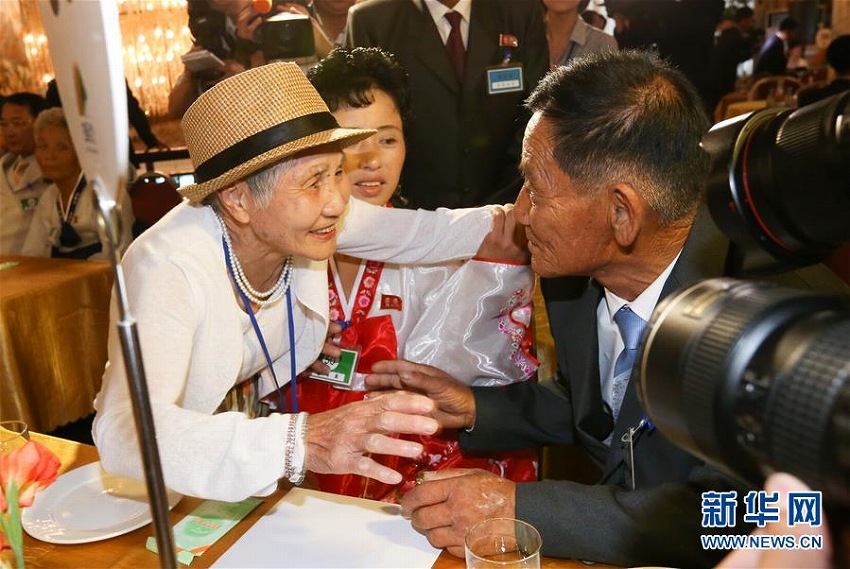 朝鮮南東部の金剛山で再会行事に参加した朝鮮・韓国両国の離散家族たち（8月20日撮影）。