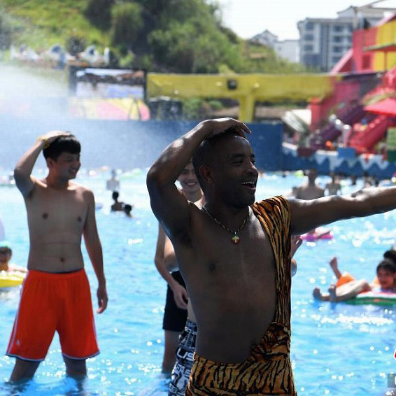 重慶市で勤続11年のアフリカ人青年、25日間の猛暑休暇を取得