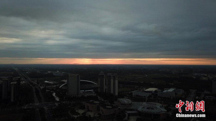 平行に並ぶ夕焼けと黒い雲　江蘇省揚州市の上空に「一線天」出現