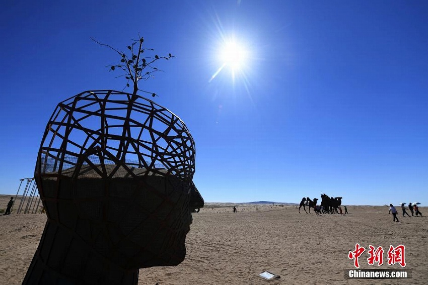 砂漠に世界中のオブジェ集まる　甘粛省民勤県