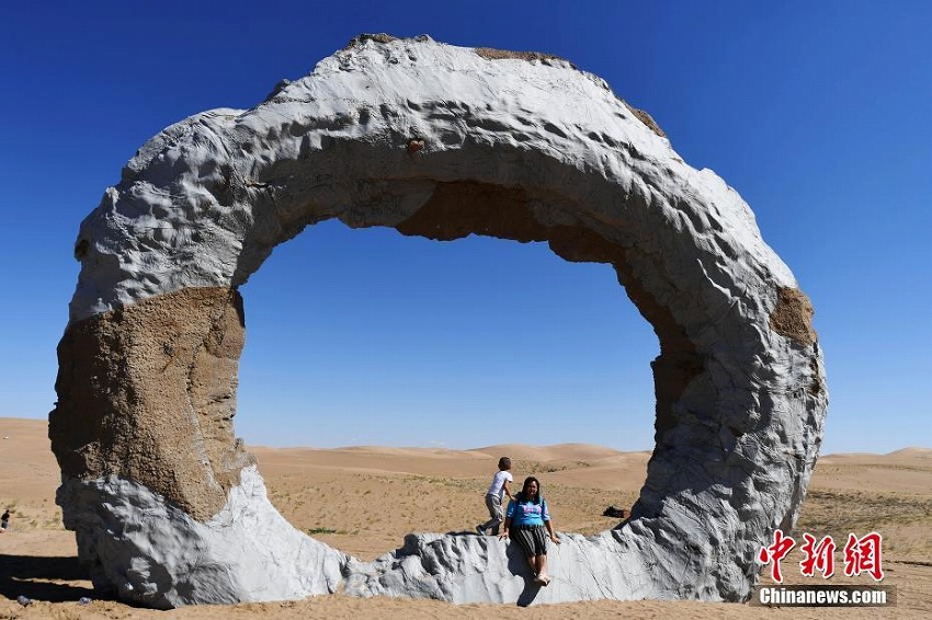 砂漠に世界中のオブジェ集まる　甘粛省民勤県