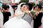 結婚生活もスリル満点に？上海ハッピーバレーで合同結婚式