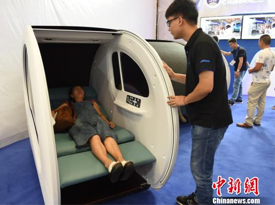 重慶市民の注目集めた「睡眠カプセル」　中国国際スマート産業博覧会