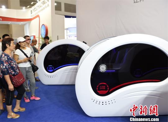 重慶市民の注目集めた「睡眠カプセル」　中国国際スマート産業博覧会