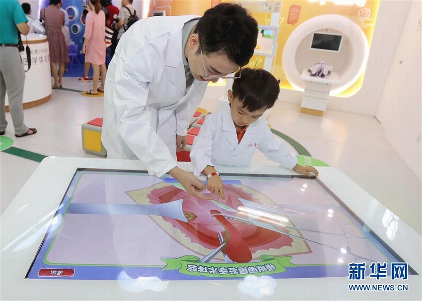 リアルに体験！児童医学体験館が上海市にオープン